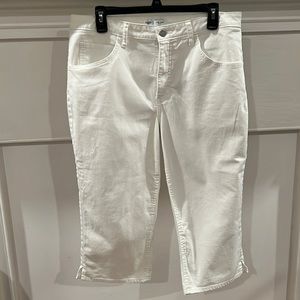 RIDERS BY LEE Mid Rise White Capri.  Size 16M